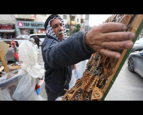 فلسطيني لم يكمل دراسته الإعدادية يكتب بعشر لغات!